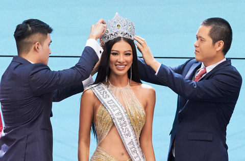Trang phục bánh tét lá cẩm của Kim Duyên đi thi Miss Universe - Ảnh 1. Trang phục bánh tét lá cẩm của Kim Duyên đi thi Miss Universe - Ảnh 1.