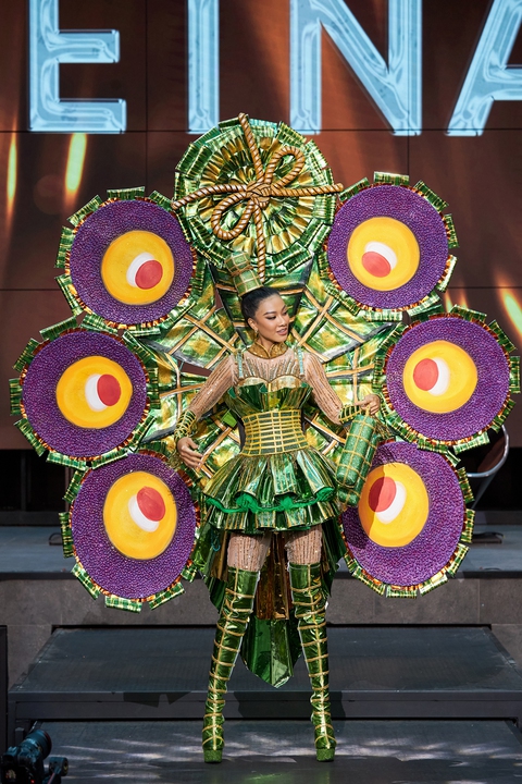 Trang phục bánh tét lá cẩm của Kim Duyên đi thi Miss Universe - Ảnh 3. Trang phục bánh tét lá cẩm của Kim Duyên đi thi Miss Universe - Ảnh 3.