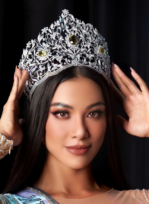 Trang phục bánh tét lá cẩm của Kim Duyên đi thi Miss Universe - Ảnh 2. Trang phục bánh tét lá cẩm của Kim Duyên đi thi Miss Universe - Ảnh 2.