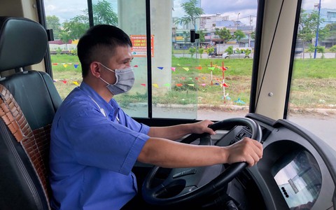Đi xe buýt thời bình thường mới - Ảnh 4. Đi xe buýt thời bình thường mới - Ảnh 4.