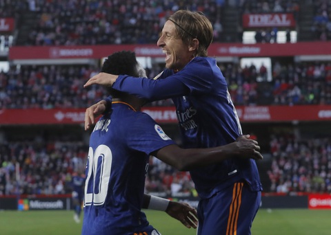 Real Madrid giành lại ngôi đầu bảng, bỏ xa Barca 10 điểm - Ảnh 1. Real Madrid giành lại ngôi đầu bảng, bỏ xa Barca 10 điểm - Ảnh 1.
