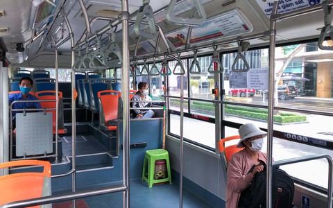 Đi xe buýt thời bình thường mới - Ảnh 1. Đi xe buýt thời bình thường mới - Ảnh 1.