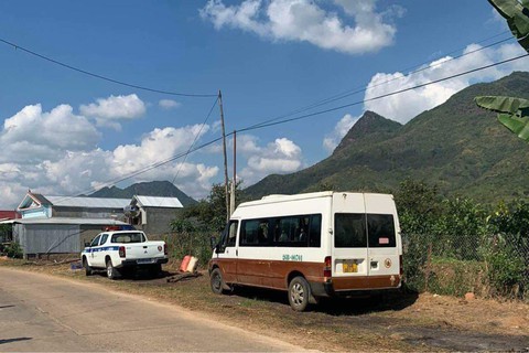 Xe đưa đón học sinh rớt cửa, 4 em rơi ra ngoài, 1 em tử vong - Ảnh 1. Xe đưa đón học sinh rớt cửa, 4 em rơi ra ngoài, 1 em tử vong - Ảnh 1.