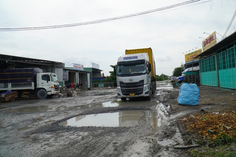 Tuyến tránh thị xã Cai Lậy chi chít ổ gà, ổ trâu - Ảnh 1. Tuyến tránh thị xã Cai Lậy chi chít ổ gà, ổ trâu - Ảnh 1.