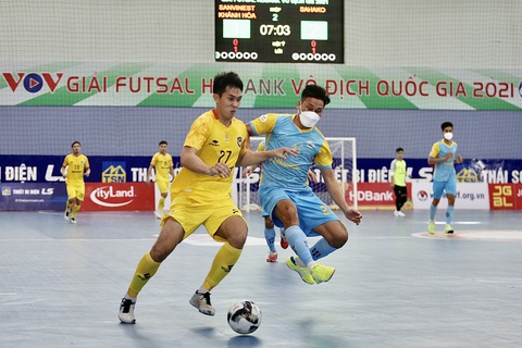 Cầu thủ futsal Khánh Hòa đeo khẩu trang thi đấu với Sahako - Ảnh 1. Cầu thủ futsal Khánh Hòa đeo khẩu trang thi đấu với Sahako - Ảnh 1.
