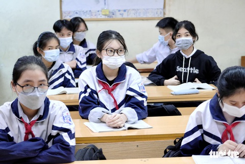 Học sinh lớp 9 ở 17 huyện, thị xã của Hà Nội đi học lại: ‘Vui quá em đi sớm 1 tiếng’ - Ảnh 6. Học sinh lớp 9 ở 17 huyện, thị xã của Hà Nội đi học lại: ‘Vui quá em đi sớm 1 tiếng’ - Ảnh 6.