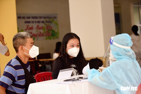 ‘Con tiêm xong 2 mũi vắc xin, đến trường đỡ lo hơn - Ảnh 1. ‘Con tiêm xong 2 mũi vắc xin, đến trường đỡ lo hơn - Ảnh 1.