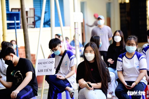 ‘Con tiêm xong 2 mũi vắc xin, đến trường đỡ lo hơn - Ảnh 5. ‘Con tiêm xong 2 mũi vắc xin, đến trường đỡ lo hơn - Ảnh 5.