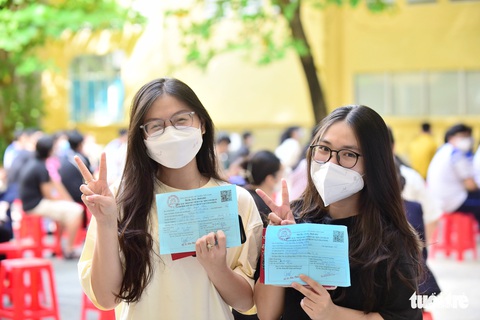 ‘Con tiêm xong 2 mũi vắc xin, đến trường đỡ lo hơn - Ảnh 6. ‘Con tiêm xong 2 mũi vắc xin, đến trường đỡ lo hơn - Ảnh 6.