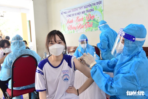 ‘Con tiêm xong 2 mũi vắc xin, đến trường đỡ lo hơn - Ảnh 3. ‘Con tiêm xong 2 mũi vắc xin, đến trường đỡ lo hơn - Ảnh 3.