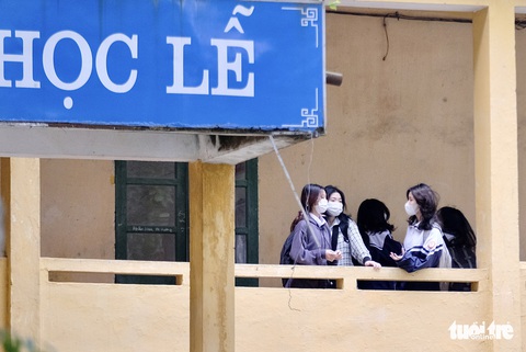 Học sinh lớp 9 ở 17 huyện, thị xã của Hà Nội đi học lại: ‘Vui quá em đi sớm 1 tiếng’ - Ảnh 10. Học sinh lớp 9 ở 17 huyện, thị xã của Hà Nội đi học lại: ‘Vui quá em đi sớm 1 tiếng’ - Ảnh 10.