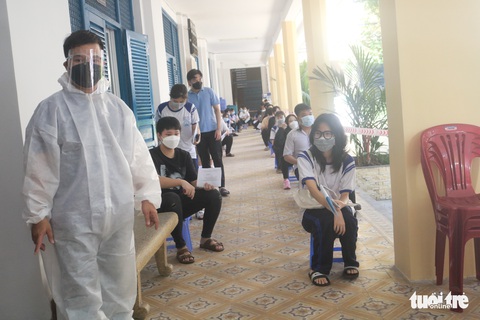 ‘Con tiêm xong 2 mũi vắc xin, đến trường đỡ lo hơn - Ảnh 2. ‘Con tiêm xong 2 mũi vắc xin, đến trường đỡ lo hơn - Ảnh 2.