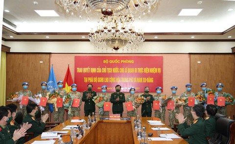 Trao quyết định của Chủ tịch nước cho 12 sĩ quan đi gìn giữ hòa bình Liên Hiệp Quốc - Ảnh 2. Trao quyết định của Chủ tịch nước cho 12 sĩ quan đi gìn giữ hòa bình Liên Hiệp Quốc - Ảnh 2.