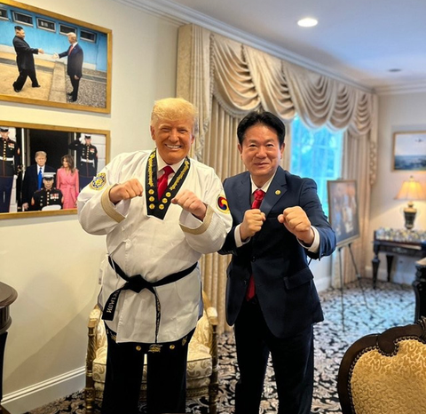 Nhận đai đen 9 đẳng taekwondo, ông Trump tuyên bố sẽ mặc võ phục tới Điện Capitol - Ảnh 1. Nhận đai đen 9 đẳng taekwondo, ông Trump tuyên bố sẽ mặc võ phục tới Điện Capitol - Ảnh 1.