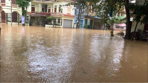 Mưa lớn gây ngập hơn 100 nhà dân ở Yên Bái, Bắc Bộ rét đậm - Ảnh 1. Mưa lớn gây ngập hơn 100 nhà dân ở Yên Bái, Bắc Bộ rét đậm - Ảnh 1.