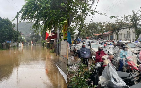 Mưa lớn gây ngập hơn 100 nhà dân ở Yên Bái, Bắc Bộ rét đậm - Ảnh 2. Mưa lớn gây ngập hơn 100 nhà dân ở Yên Bái, Bắc Bộ rét đậm - Ảnh 2.