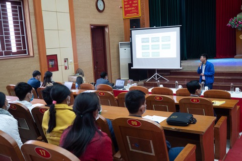 Trao gần 1 tỉ đồng cho nông dân Thanh Hóa - Ảnh 2. Trao gần 1 tỉ đồng cho nông dân Thanh Hóa - Ảnh 2.