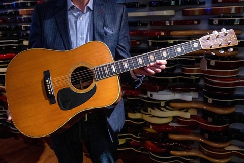 Đàn guitar của Eric Clapton được mua lại với giá 625.000 USD - Ảnh 1. Đàn guitar của Eric Clapton được mua lại với giá 625.000 USD - Ảnh 1.