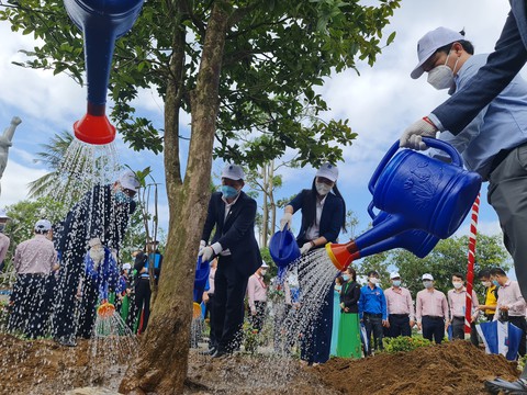 Lọc dầu Dung Quất cam kết trồng 1 triệu cây xanh - Ảnh 1. Lọc dầu Dung Quất cam kết trồng 1 triệu cây xanh - Ảnh 1.