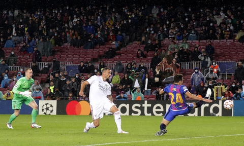 Ronaldo lập công đưa Man Utd vào vòng 16 đội Champions League - Ảnh 3. Ronaldo lập công đưa Man Utd vào vòng 16 đội Champions League - Ảnh 3.