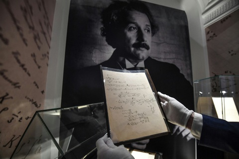 Bản thảo viết tay về Thuyết tương đối của Einstein được bán với giá 13 triệu USD - Ảnh 1. Bản thảo viết tay về Thuyết tương đối của Einstein được bán với giá 13 triệu USD - Ảnh 1.