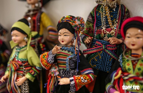 Căn phòng ngập búp bê diện trang phục dân tộc - Ảnh 6. Căn phòng ngập búp bê diện trang phục dân tộc - Ảnh 6.