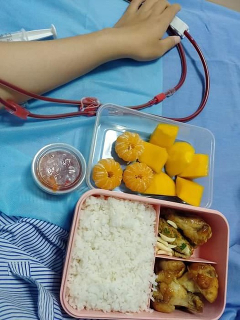 Hộp cơm đầy tình thương cha làm cho con gái từ 4h30 sáng - Ảnh 1. Hộp cơm đầy tình thương cha làm cho con gái từ 4h30 sáng - Ảnh 1.