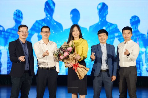 Chuyển đổi số là chìa khóa vượt khó khăn trong đại dịch COVID-19 - Ảnh 1. Chuyển đổi số là chìa khóa vượt khó khăn trong đại dịch COVID-19 - Ảnh 1.