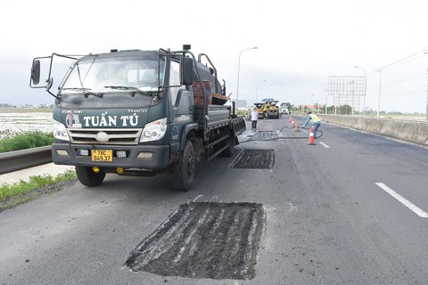 Quốc lộ 1: Đừng để “ổ gà” hóa “ổ voi” - Ảnh 1. Quốc lộ 1: Đừng để “ổ gà” hóa “ổ voi” - Ảnh 1.