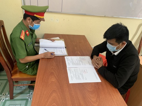 Khởi tố người đấm, đá nhân viên y tế ngay tại phòng cấp cứu - Ảnh 2. Khởi tố người đấm, đá nhân viên y tế ngay tại phòng cấp cứu - Ảnh 2.