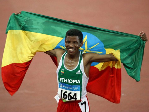 Nhà vô địch Olympic Gebrselassie nhập ngũ chiến đấu chống phiến quân ở Ethiopia - Ảnh 1. Nhà vô địch Olympic Gebrselassie nhập ngũ chiến đấu chống phiến quân ở Ethiopia - Ảnh 1.