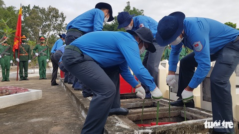 Lễ truy điệu và cải táng 54 hài cốt liệt sĩ quân tình nguyện Việt Nam hy sinh qua các thời kỳ - Ảnh 3. Lễ truy điệu và cải táng 54 hài cốt liệt sĩ quân tình nguyện Việt Nam hy sinh qua các thời kỳ - Ảnh 3.