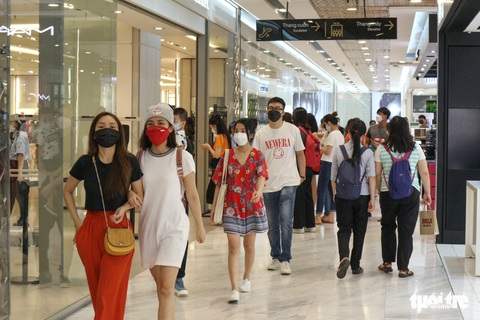Giới trẻ TP.HCM xếp hàng chờ săn sale đêm trước thềm Black Friday - Ảnh 4. Giới trẻ TP.HCM xếp hàng chờ săn sale đêm trước thềm Black Friday - Ảnh 4.