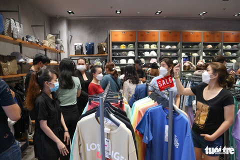 Giới trẻ TP.HCM xếp hàng chờ săn sale đêm trước thềm Black Friday - Ảnh 7. Giới trẻ TP.HCM xếp hàng chờ săn sale đêm trước thềm Black Friday - Ảnh 7.
