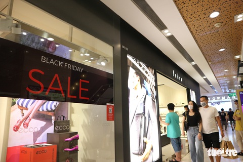 Giới trẻ TP.HCM xếp hàng chờ săn sale đêm trước thềm Black Friday - Ảnh 8. Giới trẻ TP.HCM xếp hàng chờ săn sale đêm trước thềm Black Friday - Ảnh 8.