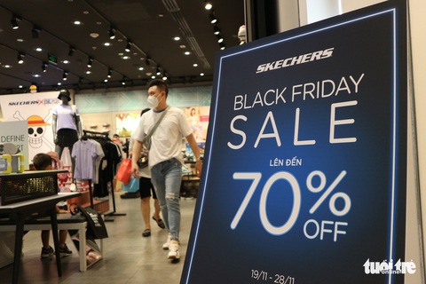 Giới trẻ TP.HCM xếp hàng chờ săn sale đêm trước thềm Black Friday - Ảnh 9. Giới trẻ TP.HCM xếp hàng chờ săn sale đêm trước thềm Black Friday - Ảnh 9.