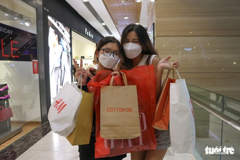 Giới trẻ TP.HCM xếp hàng chờ săn sale đêm trước thềm Black Friday - Ảnh 1. Giới trẻ TP.HCM xếp hàng chờ săn sale đêm trước thềm Black Friday - Ảnh 1.