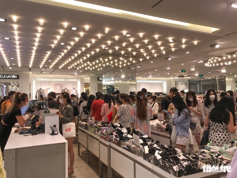Giới trẻ TP.HCM xếp hàng chờ săn sale đêm trước thềm Black Friday - Ảnh 10. Giới trẻ TP.HCM xếp hàng chờ săn sale đêm trước thềm Black Friday - Ảnh 10.