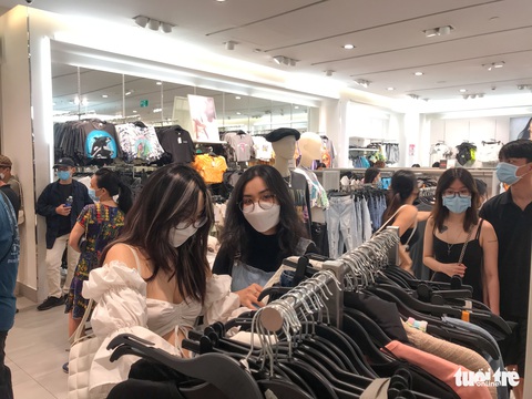 Giới trẻ TP.HCM xếp hàng chờ săn sale đêm trước thềm Black Friday - Ảnh 6. Giới trẻ TP.HCM xếp hàng chờ săn sale đêm trước thềm Black Friday - Ảnh 6.