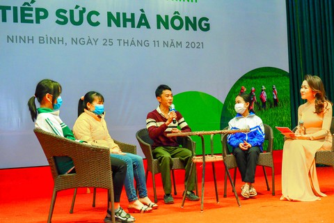 Nông dân nghèo xúc động lần đầu tiên được hỗ trợ vốn - Ảnh 2. Nông dân nghèo xúc động lần đầu tiên được hỗ trợ vốn - Ảnh 2.