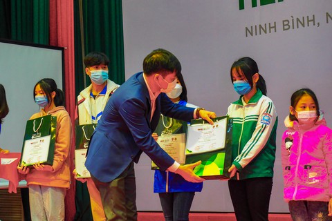 Nông dân nghèo xúc động lần đầu tiên được hỗ trợ vốn - Ảnh 4. Nông dân nghèo xúc động lần đầu tiên được hỗ trợ vốn - Ảnh 4.