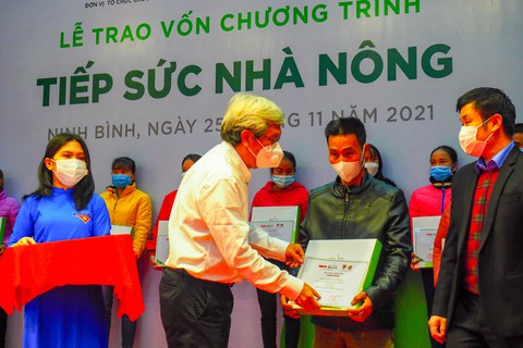 Nông dân nghèo xúc động lần đầu tiên được hỗ trợ vốn - Ảnh 1. Nông dân nghèo xúc động lần đầu tiên được hỗ trợ vốn - Ảnh 1.