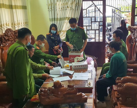 Bắt ba cô gái trẻ lừa tiền mua bán đất 13 tỉ để cá độ bóng đá - Ảnh 2. Bắt ba cô gái trẻ lừa tiền mua bán đất 13 tỉ để cá độ bóng đá - Ảnh 2.