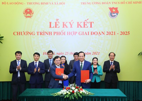 Cái nắm tay hứa hẹn tạo thêm hàng ngàn việc làm mới cho thanh niên - Ảnh 1. Cái nắm tay hứa hẹn tạo thêm hàng ngàn việc làm mới cho thanh niên - Ảnh 1.