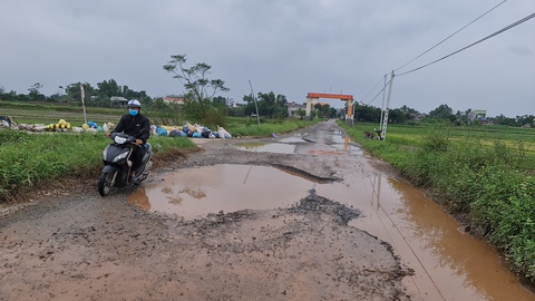 Mượn đường thi công cao tốc Đà Nẵng - Quảng Ngãi, đường nát mà không chịu sửa - Ảnh 10. Mượn đường thi công cao tốc Đà Nẵng - Quảng Ngãi, đường nát mà không chịu sửa - Ảnh 10.