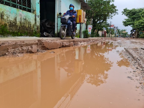 Mượn đường thi công cao tốc Đà Nẵng - Quảng Ngãi, đường nát mà không chịu sửa - Ảnh 9. Mượn đường thi công cao tốc Đà Nẵng - Quảng Ngãi, đường nát mà không chịu sửa - Ảnh 9.