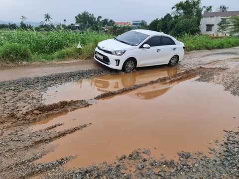 Mượn đường thi công cao tốc Đà Nẵng - Quảng Ngãi, đường nát mà không chịu sửa - Ảnh 8. Mượn đường thi công cao tốc Đà Nẵng - Quảng Ngãi, đường nát mà không chịu sửa - Ảnh 8.