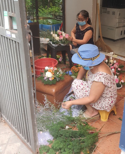 Những lẵng hoa tưởng niệm người mất vì COVID-19: Tôi muốn làm gì đó cho đồng bào - Ảnh 2. Những lẵng hoa tưởng niệm người mất vì COVID-19: Tôi muốn làm gì đó cho đồng bào - Ảnh 2.