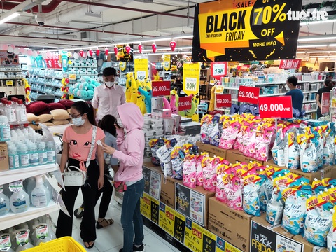 Black Friday tại TP.HCM: Sôi động tùy chỗ - Ảnh 8. Black Friday tại TP.HCM: Sôi động tùy chỗ - Ảnh 8.