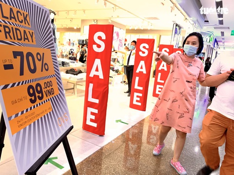 Black Friday tại TP.HCM: Sôi động tùy chỗ - Ảnh 2. Black Friday tại TP.HCM: Sôi động tùy chỗ - Ảnh 2.